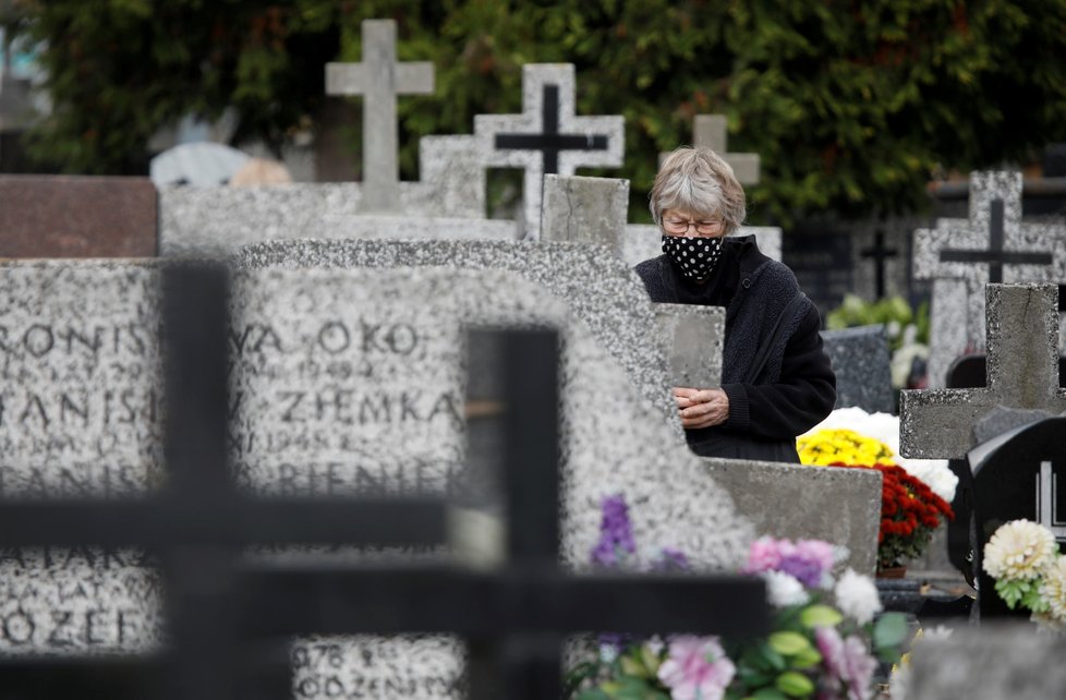 V Polsku zůstanou kvůli covidu během dušičkového víkendu zavřené všechny hřbitovy (30. 10. 2020)