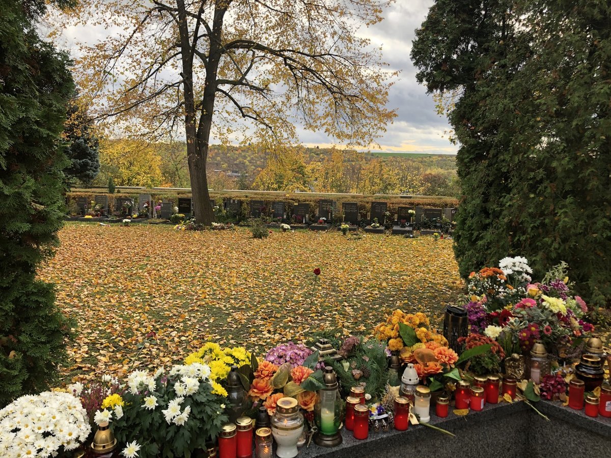 I okolí rozptylové louky je obsypáno květinami a svíčkami