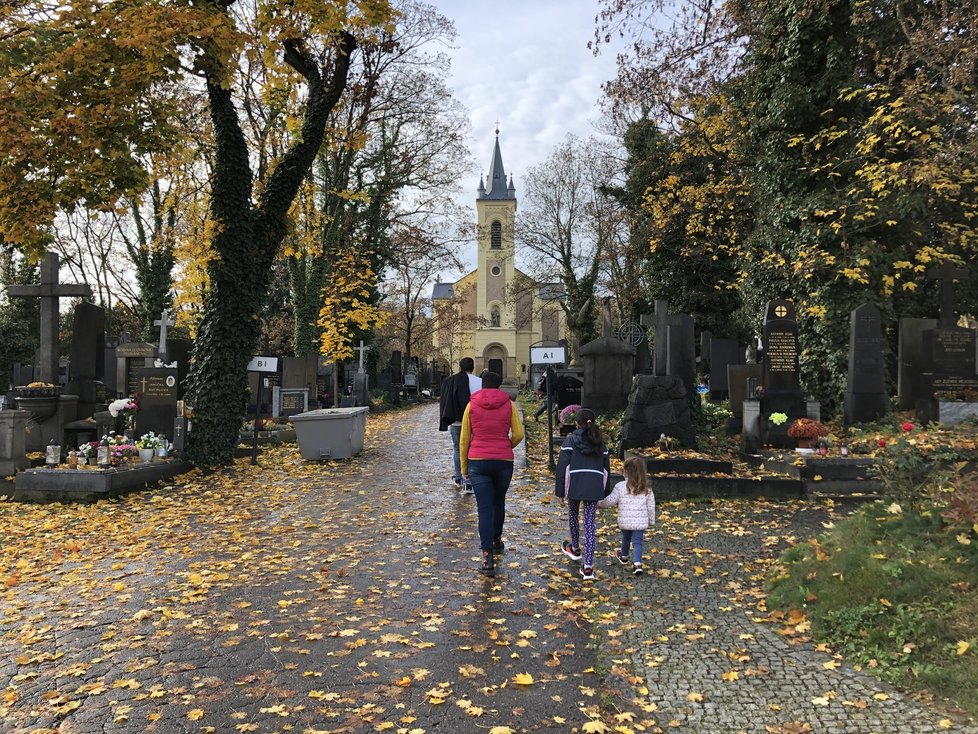 Dušičky na Malvazinkách probíhaly poklidně. Lidé dodržovaly rozestupy a nosili roušky.