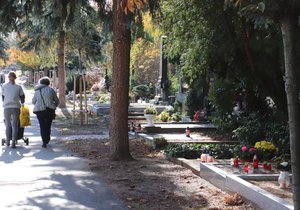 V období kolem Památky zesnulých navštěvují hřbitovy statisíce lidí.