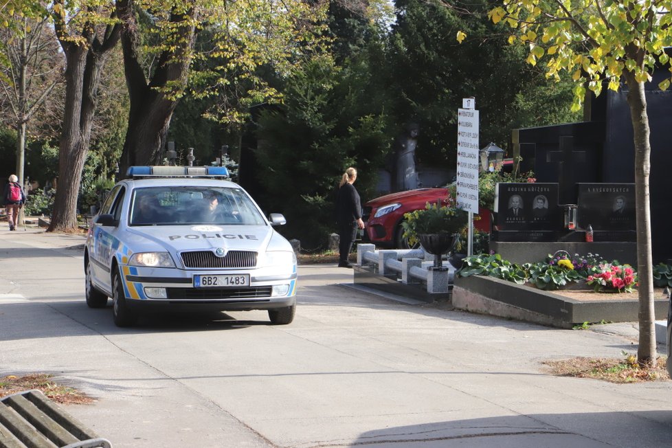 Kde to podmínky jen trochu dovolí, využívají policisté k zajištění bezpečnosti na hřbitovech i auta.