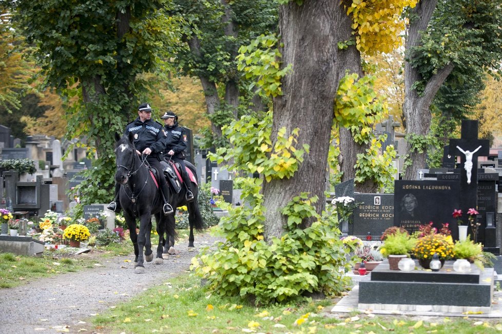Strážníci na starokladrubských vranících hlídají v období svátku zesnulých městské hřbitovy v Pardubicích.