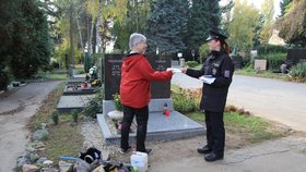 Pokud projde návrh lidovců na delší otevírací dobu na brněnských hřbitovech, přibude policii a strážníkům o příštích Dušičkách práce.