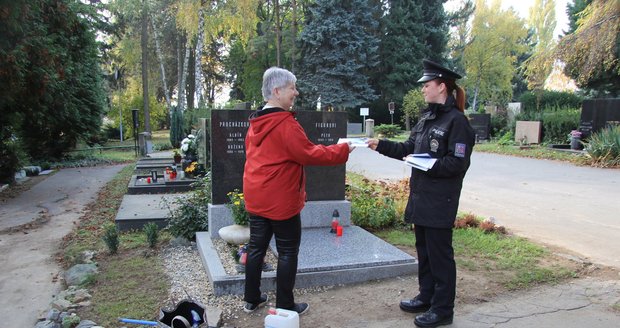 Lidé nestíhají z práce na hroby. Na Dušičky otevřme hřbitovy až do 21 hodin, navrhují lidovci