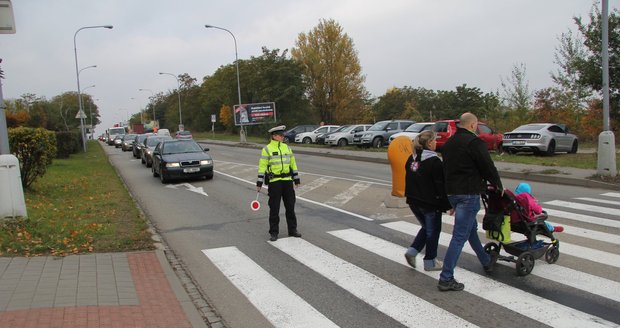 Pokud projde návrh lidovců na delší otevírací dobu na brněnských hřbitovech, přibude policii a strážníkům o příštích Dušičkách práce.