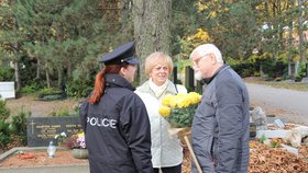 Policisté vyrazili na Ústřední hřbitov v Brně. Návštěvníky varovali před zloději, kteří se sem o Dušičkách stahují.