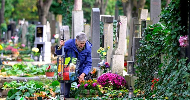 Déšť Pražany neodradil: Na Dušičky se na hřbitovy vydali v hojném počtu