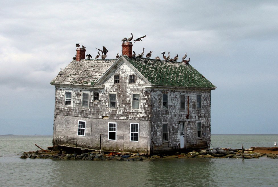 Ostrov Holland Island v USA se rychle propadá zpět do moře a s ním i domy na něm kdysi postavené. Tento opuštěný rybářský dům se už také pomalu bortí