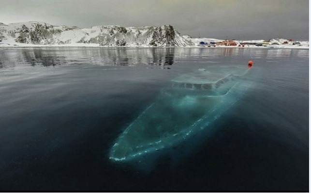 Potopená jachta v Antarktidě