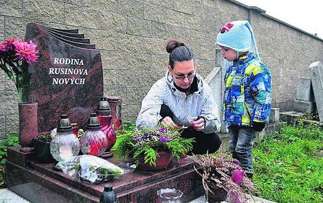 Alice Rusinová chodí se svým synem na tatínkův hrob každý týden