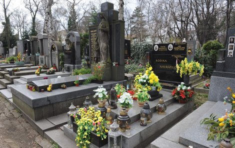 Návštěva hřbitova k Dušičkám patří již po staletí.