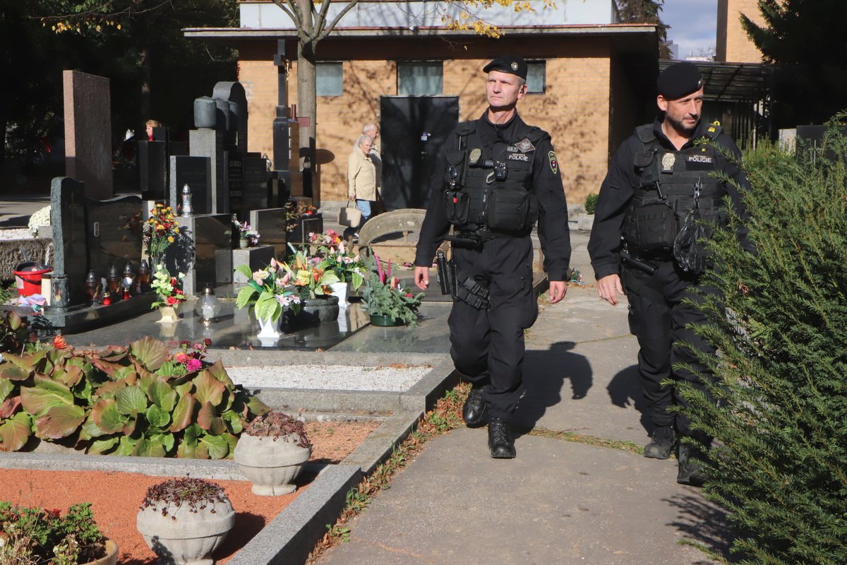 Na brněnských hřbitovech hlídkují strážníci i policisté.