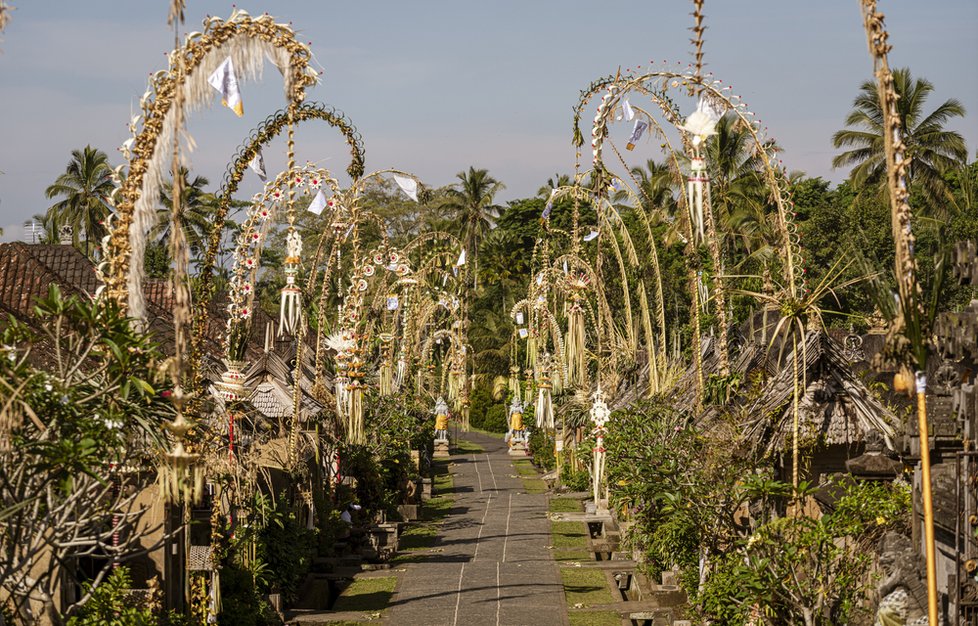 Ozdobené vysoké bambusové sloupy můžete spatřit na Bali.