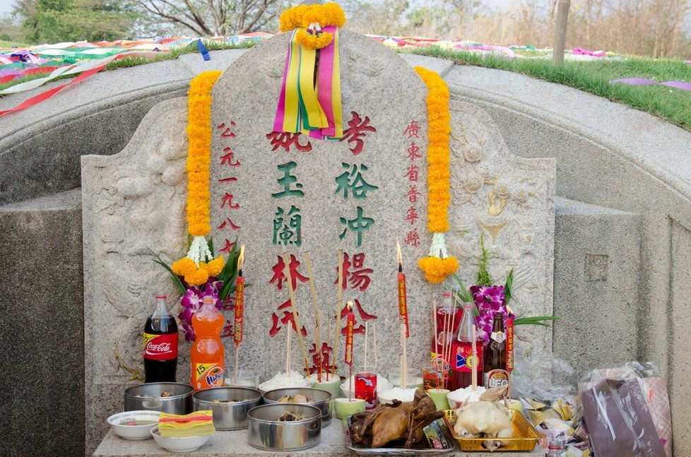 Číňané věří, že i po smrti mají lidé svoje potřeby a proto jim na hroby přinášejí to, co měli rádi.