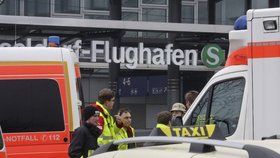 Muž zranil na nádraží v německém Düsseldorfu pět lidí sekyrou.