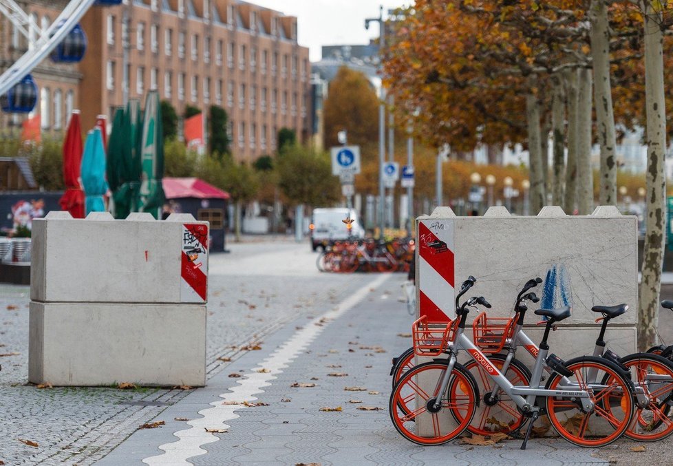 Ochranné bloky chrání i vstup na vánoční trhy v německém Düsseldorfu