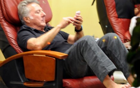 Dustin Hoffman na pedikúře.