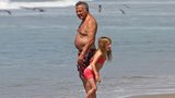 Vyvržený Dustin Hoffman vystavoval pupek na pláži