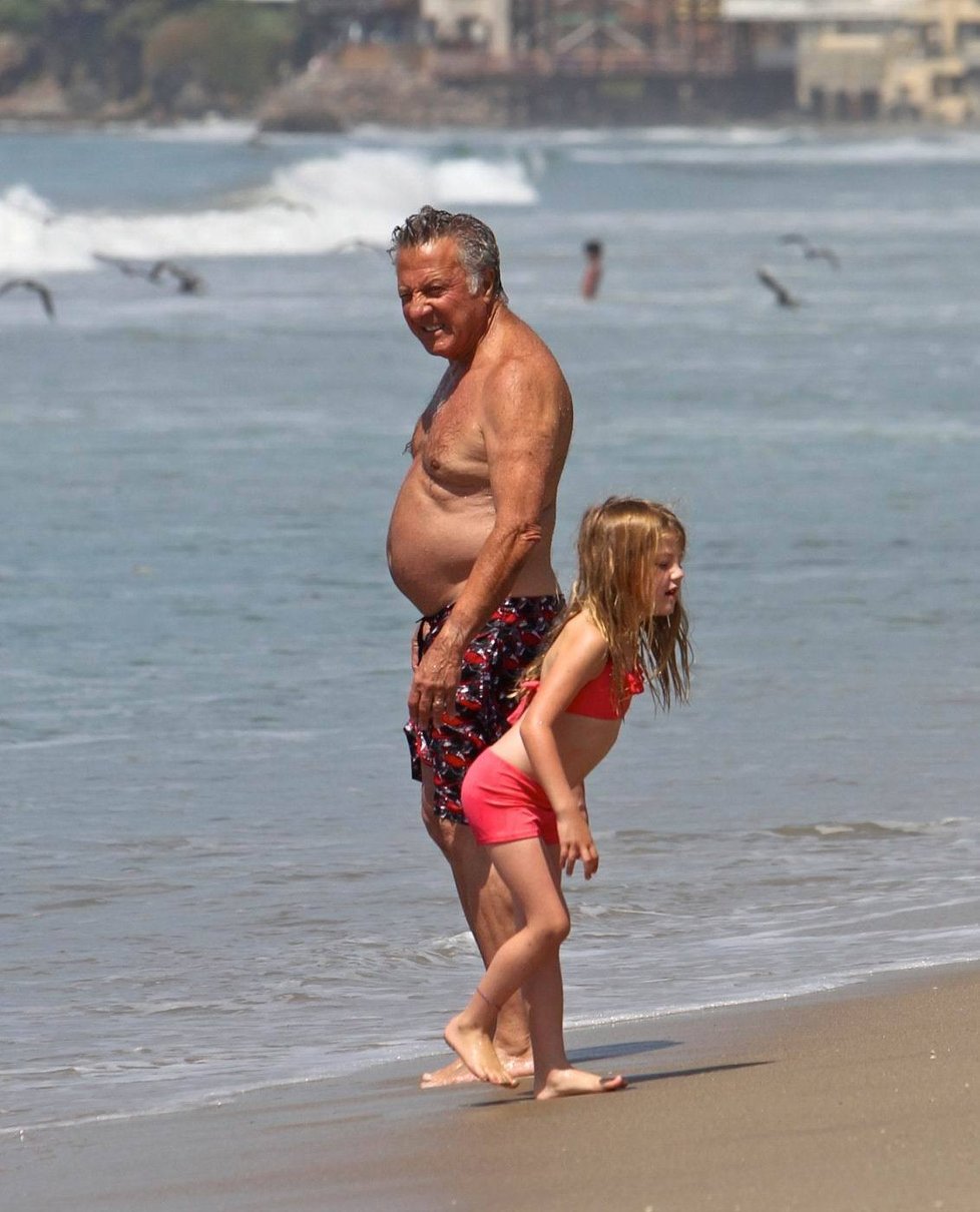 Dustin Hoffman se svlékl do plavek a nastavoval břicho sluníčku.