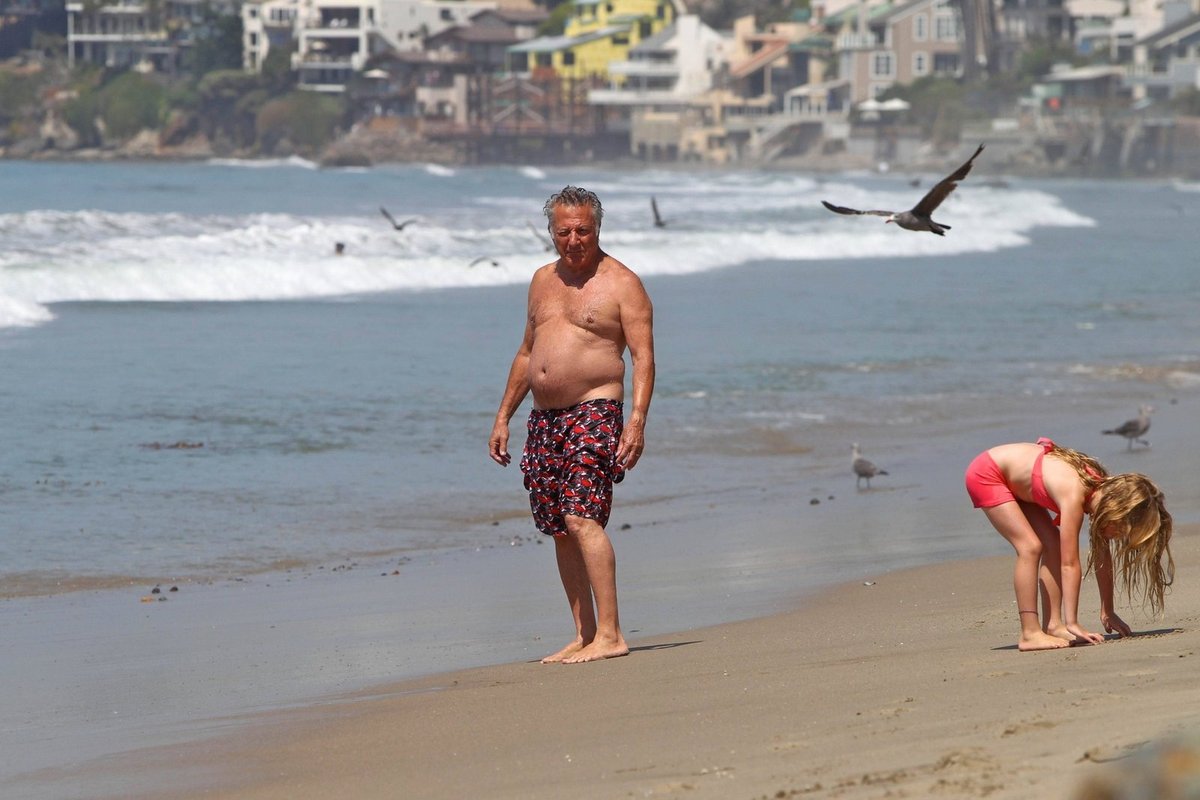 Dustin Hoffman si opaluje pupek.