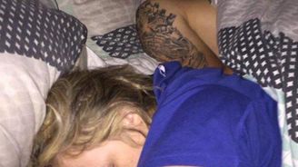 Přistihl přítelkyni s milencem v posteli! Místo výprasku si s nimi udělal selfie