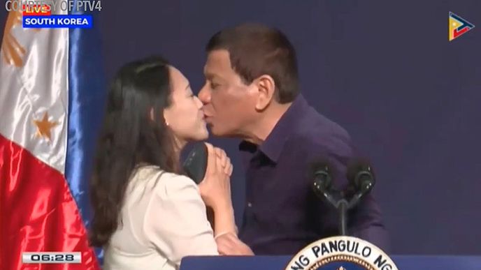 Filipínský prezident Duterte byl kritiky obviněn ze sexismu, protože políbil na veřejném shromáždění vdanou ženu na ústa. Jenže Duterte je v tom tentokráte nevinně.