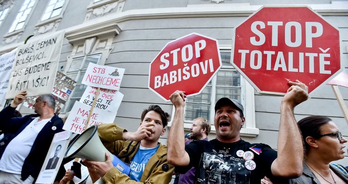 Demonstrace během jednání o důvěře vládě (11. 7. 2018).