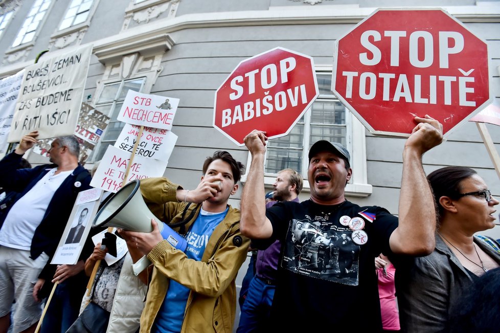 Demonstrace během jednání o důvěře vládě (11.7.2018)