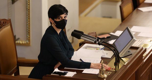 Sněmovna se k pandemickému zákonu vrátí v úterý. Pekarová svolala mimořádnou schůzi