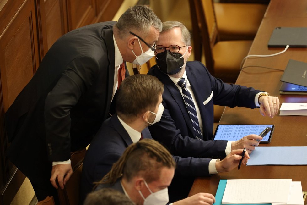 Sněmovna hlasuje o důvěře vládě: Premiér Petr Fiala a ministr spravedlnosti Pavel Blažek (12. 1. 2022)