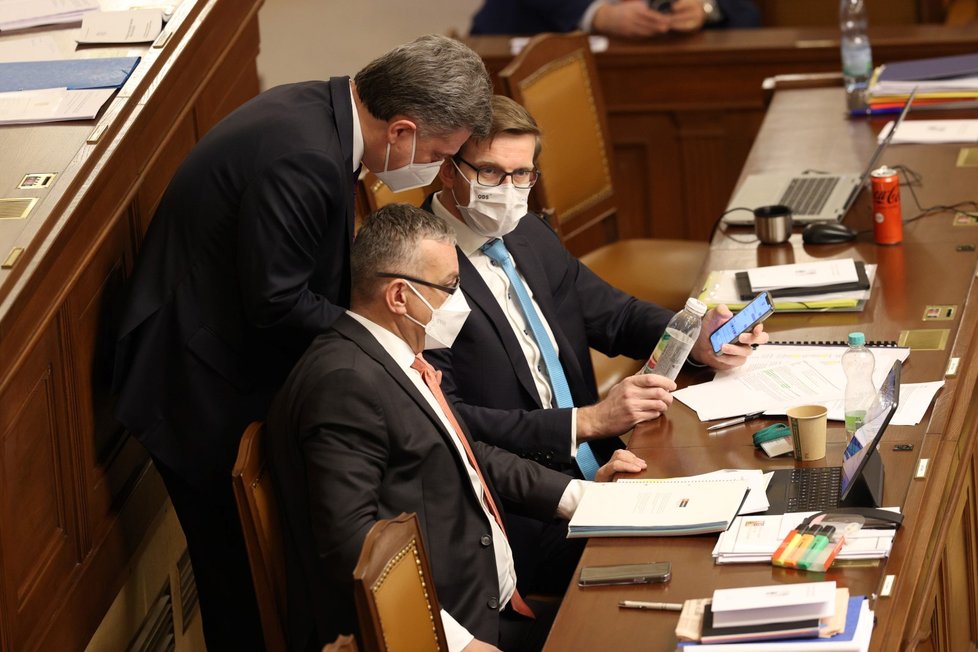 Sněmovna hlasuje o důvěře vlády: Ministr dopravy Martin Kupka a ministr spravedlnosti Pavel Blažek (12. 1. 2022)