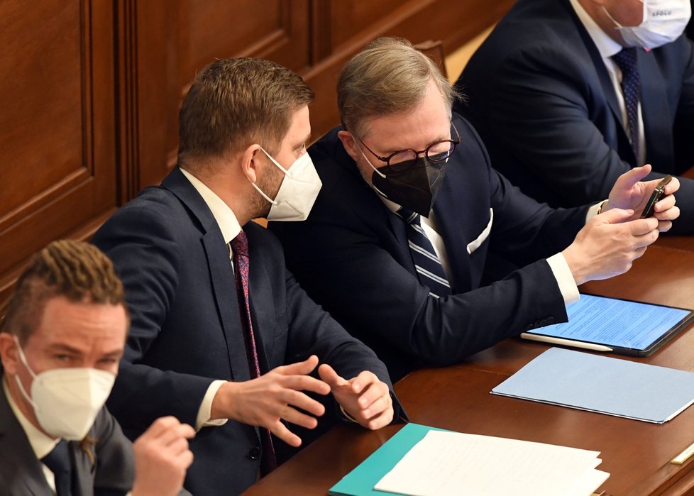 Sněmovna hlasuje o důvěře vlády: ministr vnitra Vít Rakušan a premiér Petr Fiala (12.1.2022)