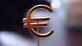 Dva přední činitelé eurozóny se dnes vyslovili pro nastartování rozsáhlých emisí společných dluhopisů celé Evropské unie (EU). Šéf ministrů financí eurozóny Jean-Claude Juncker a italský ministr financí Giulio Tremonti v britském listu Financial Times uvedli, že projekt evropských dluhopisů "E-bondy" odvrátí dluhovou krizi eurozóny a zajistí "nezvratnost eura". Německo se této myšlence brání.