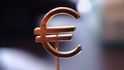 Dva přední činitelé eurozóny se dnes vyslovili pro nastartování rozsáhlých emisí společných dluhopisů celé Evropské unie (EU). Šéf ministrů financí eurozóny Jean-Claude Juncker a italský ministr financí Giulio Tremonti v britském listu Financial Times uvedli, že projekt evropských dluhopisů "E-bondy" odvrátí dluhovou krizi eurozóny a zajistí "nezvratnost eura". Německo se této myšlence brání.