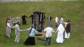 Sekta Dvanácti kmenů při rituálním tanci