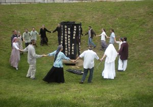 Sekta Dvanácti kmenů při rituálním tanci