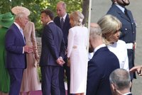 Odezírači ze rtů v akci: Co šeptala Brigitte Kate a Macron králi Karlovi?