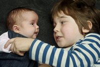 Matka si zmrazila embrya: Její dvojčata dělí pět let