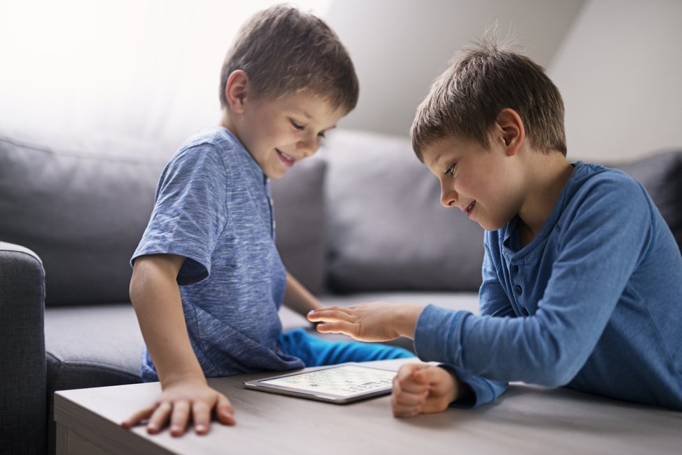 Tablet, mobil a omezování času, který na nich dětí stráví? To řeší snad každý rodič.