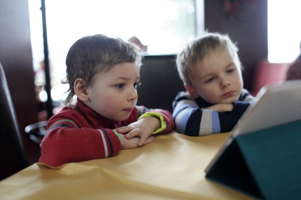 Tablet, mobil a omezování času, který na nich dětí stráví? To řeší snad každý rodič.