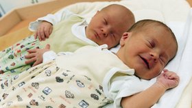 Biologická matka i lékaři si přejí, aby dvojčátka našla rychle novou rodinu