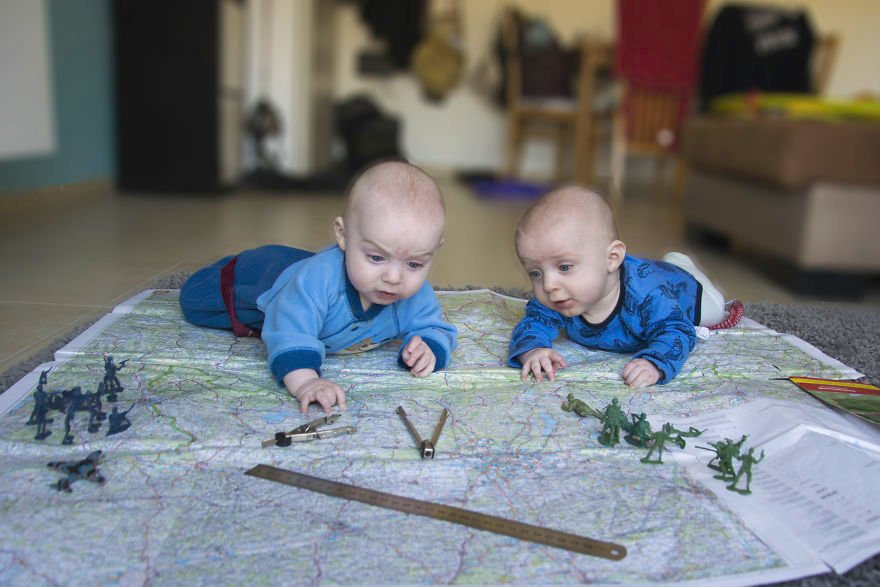 Guy Vainer věří, že až jeho dvojčata vyrostou, budou originální fotografie skvělou připomínkou jejich dětství.