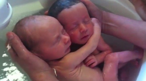 Sourozenecká láska: Novorozená dvojčátka se ve vaničce chovají jako kdyby byla stále ještě u maminky v děloze.
