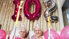 Nejstarší britská dvojčata slaví 102 let.