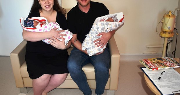 Felices padres Simona y Adam Riedel con sus hijas recién nacidas Emily (izquierda) y Linda. Felices padres Simona y Adam Riedel con sus hijas recién nacidas Emily (izquierda) y Linda.