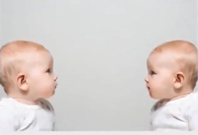 Polo-identická dvojčata překvapila lékaře