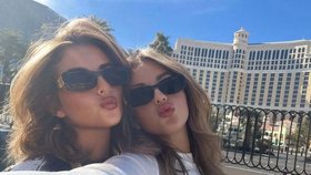 Jednovaječná dvojčata Faye Shoreová a Alex Meliaová