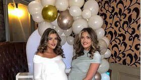 Jednovaječná dvojčata Faye Shoreová a Alex Meliaová