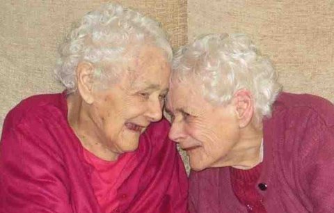 Spolu až do posledního okamžiku! 103letá dvojčata zemřela jen pár týdnů po sobě