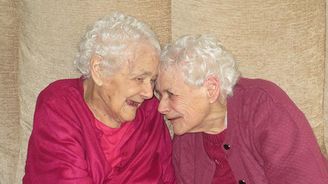 Nejstarší žijící jednovaječná dvojčata: Už 103 let na sebe dáváme pozor